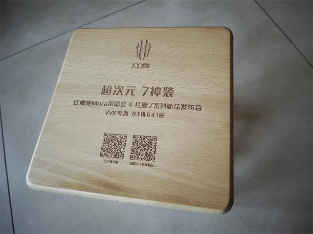 |「邀赏」端起小板凳,手持红魔7手机,坐看红魔姬Mora首次出道