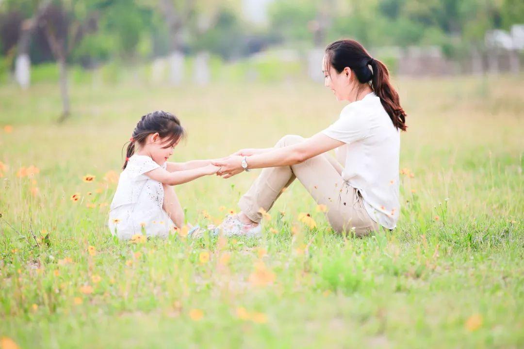 女儿哭着从狮子面前拉开妈妈:生女儿的优势,生儿子根本比不了