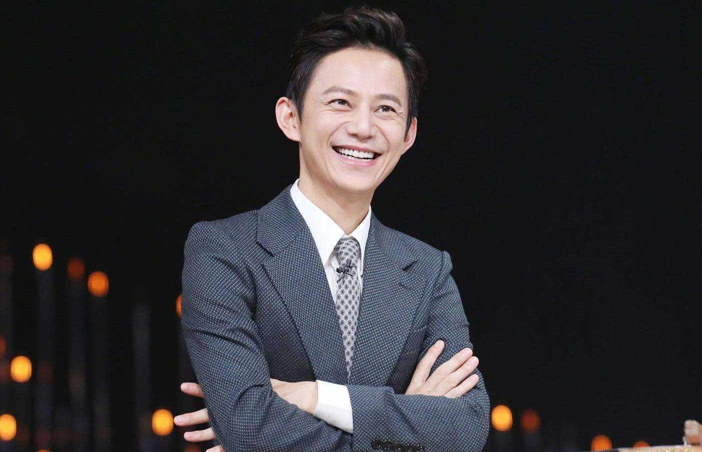 何炅|当街和神秘男子牵手？惹人民日报下场点评！何炅如何走向自我毁灭