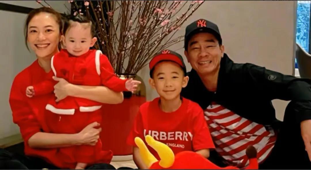 二胎|应采儿晒二胎儿子近照，2岁hoho好吃好喝玩耍，打扮软萌超可爱