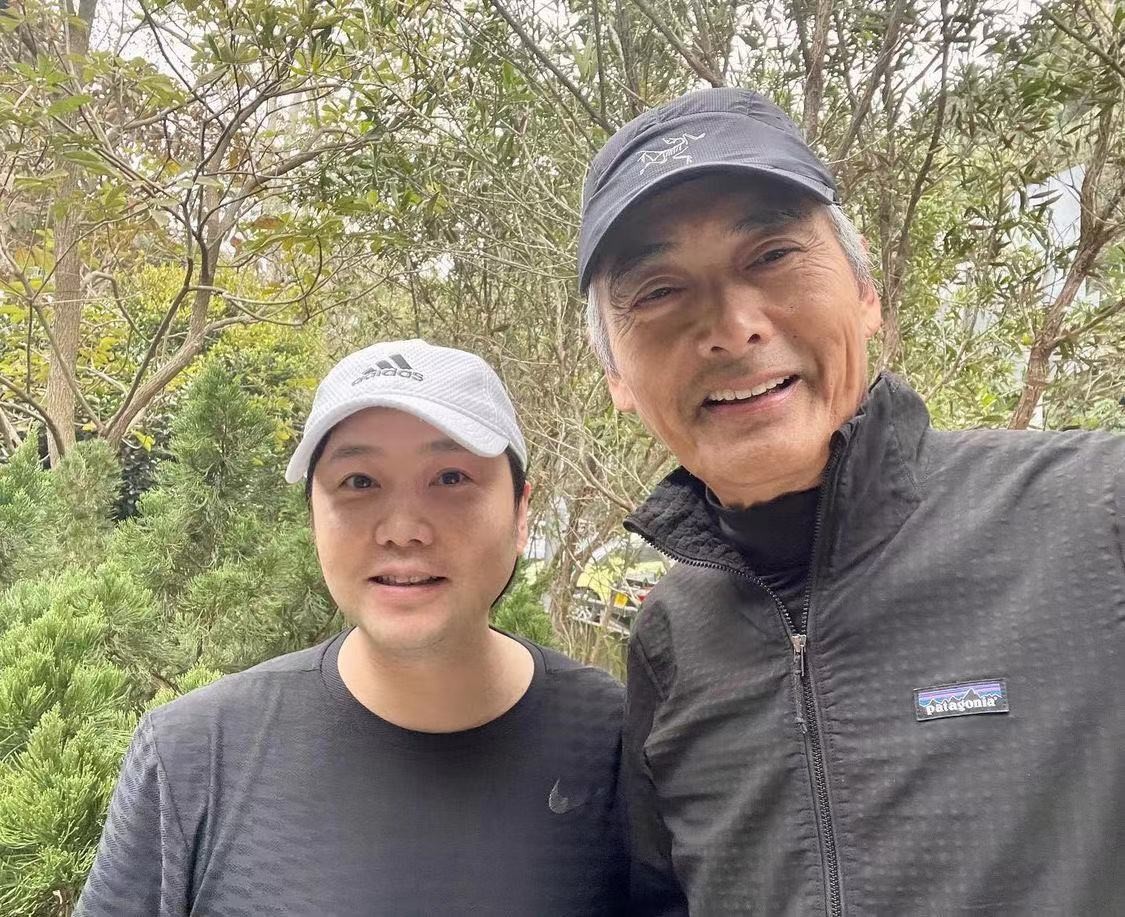 周润发|66岁周润发爬山遇野猪！眼角皱纹爬满显苍老，现场杂乱一地枯树叶