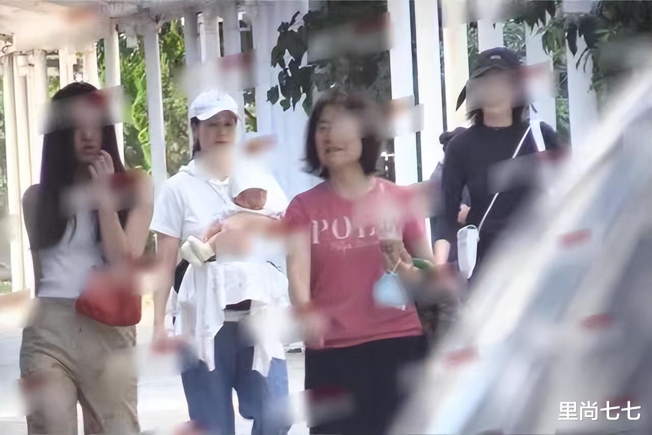 李亚鹏二胎女儿正脸太美了,五官比李嫣精致,90后娇妻陪婆婆散步