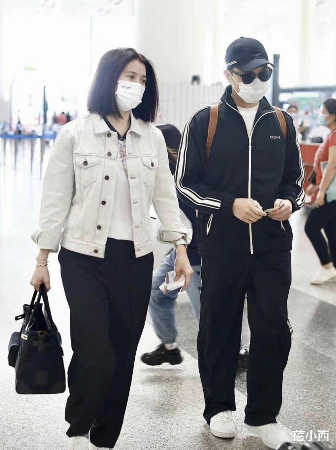 袁咏仪|袁咏仪张智霖不愧是“神仙眷侣”,穿牛仔外套走机场,低调又大气