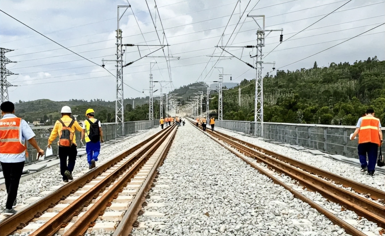 招聘|铁路集团面向高校毕业生招聘，平均月薪5400左右，专科生可以报考
