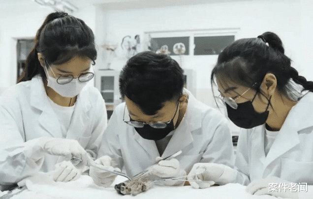 医生|穷人家的孩子或许不该学医：靠着每月600的助学金生活，7万的贷款