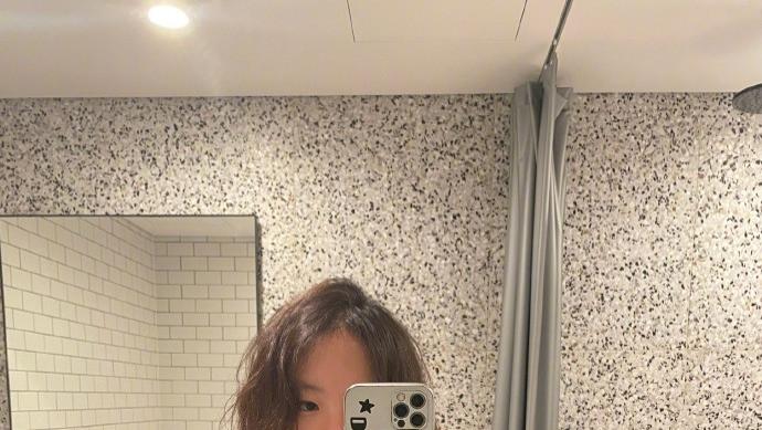 窦靖童|王菲25岁大女儿久违晒自拍，罕见留卷发打扮随性，毫无星范