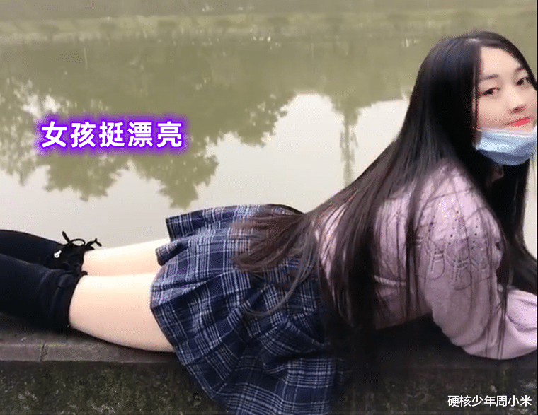 太拼了!四川一女子为了拍视频,徒手爬树,还敢摆pose拍照