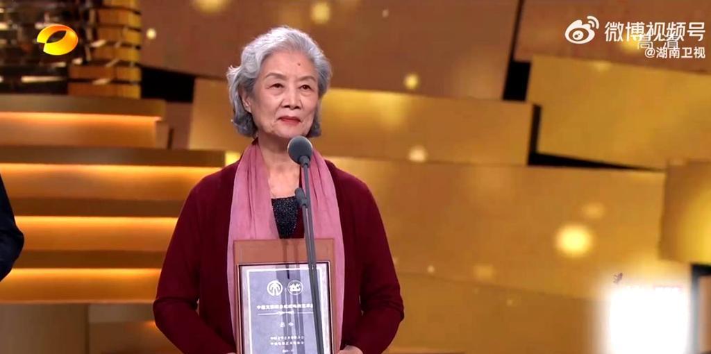 周振天|吕中、周振天荣获终身成就奖，公布名单时，嘉宾几乎都站起来鼓掌