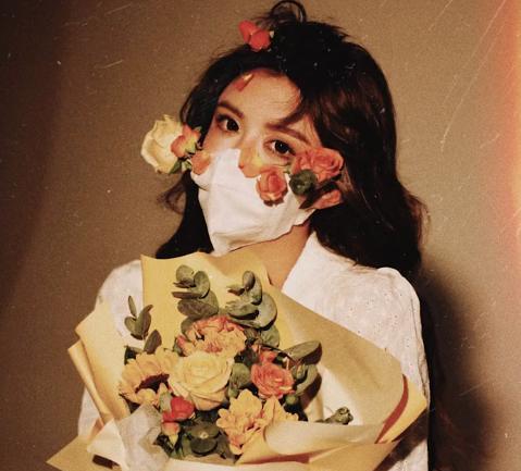 风华绝代|韩安冉晒艺术照,P图只顾让脸好看,却忽略了“又胖又粗”的手