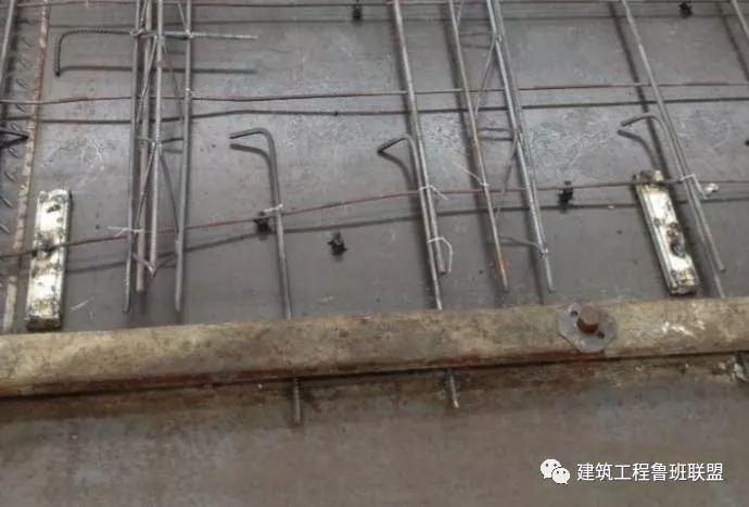 土建采用铝模、装配式施工时，机电如何配合预埋？