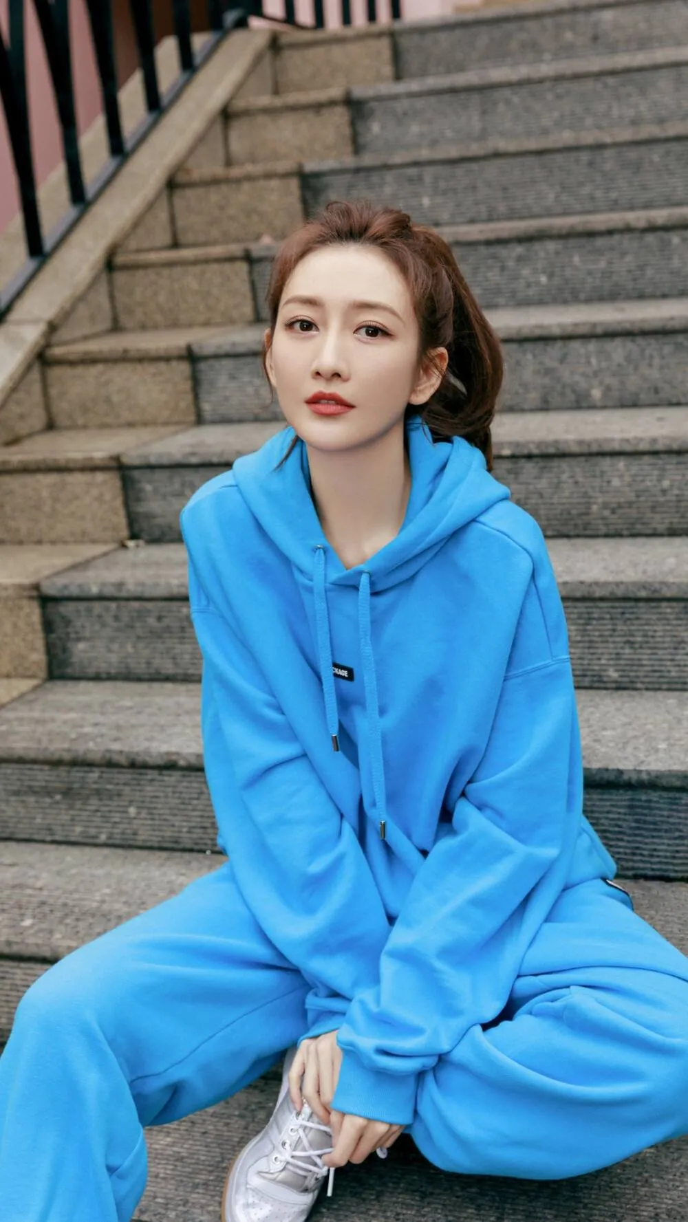 主持人|记者问杨幂：当年你为什么宁可离婚，也不用你的资源撕了王鸥