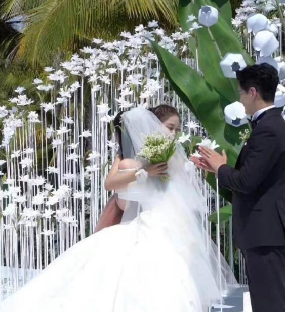 张檬|金恩圣张檬结婚现场照曝光，与张睿海陆同框合影，伴娘拥抱新娘