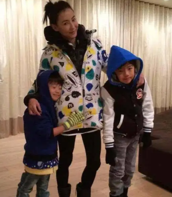 谢贤|谢贤：成龙称他是传奇，合影李小龙都靠边站，却为何独宠张柏芝？