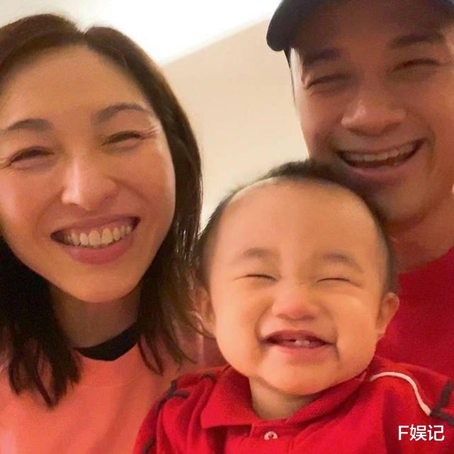 古巨基|古巨基夫妇忘记结婚8周年纪念日 一家三口在家简单度过