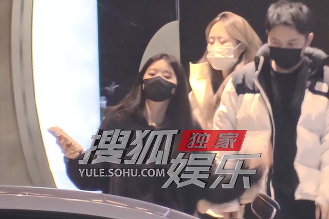 赵露思|赵露思理发店出来手舞足蹈 飘逸长发随风而动青春感拉满