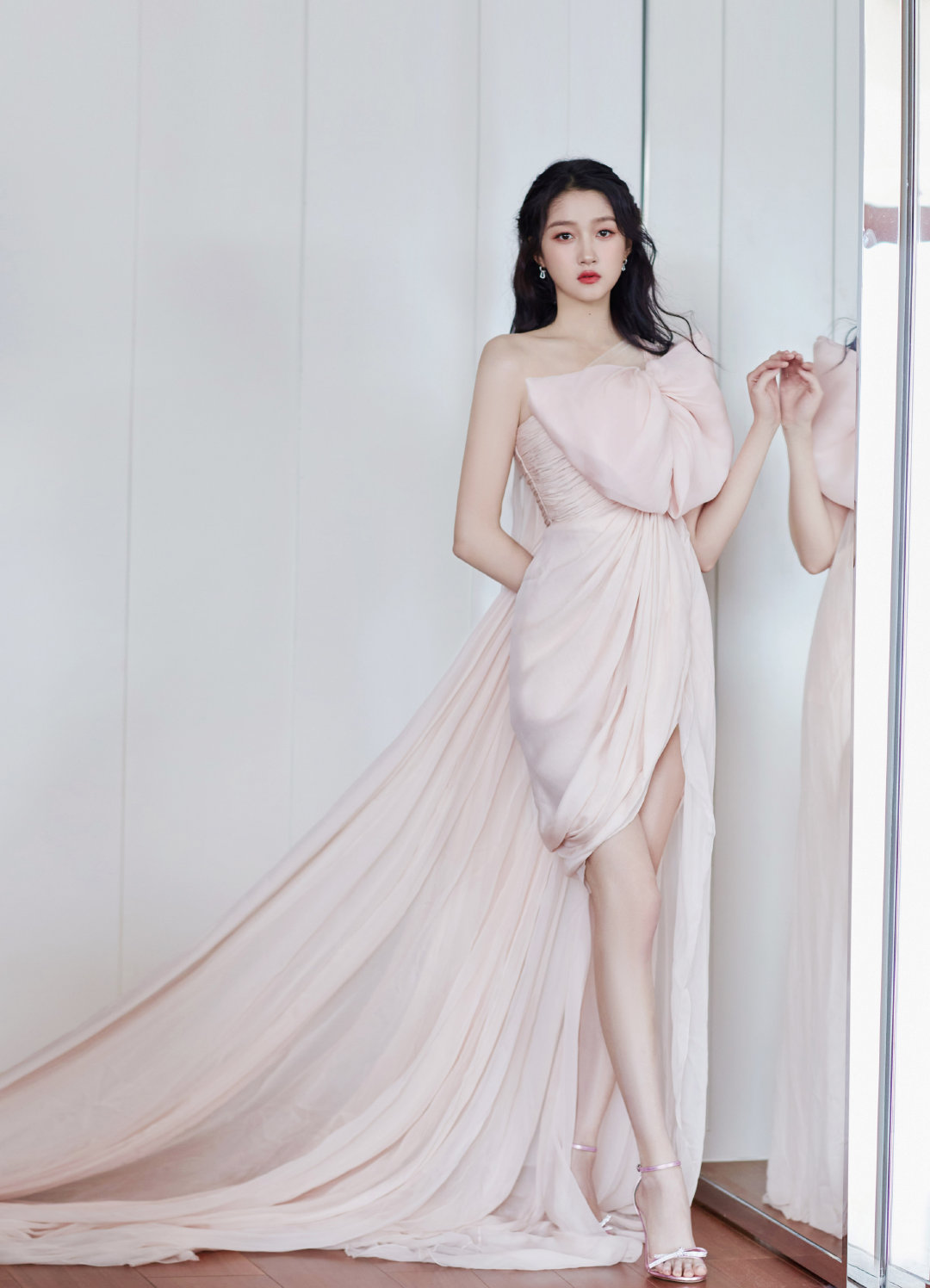 关晓彤|美图分享｜“国民闺女”关晓彤，肤白貌美大长腿，性感撩人！