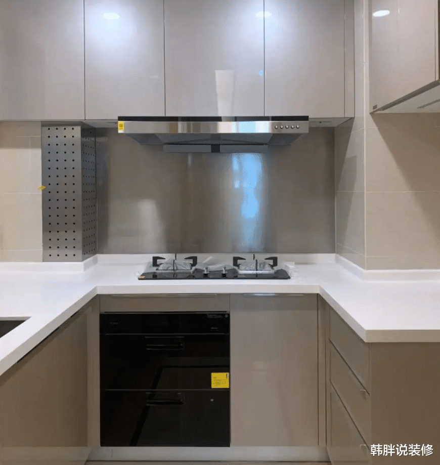 厨房墙面别再贴瓷砖了，不差钱的话可以这样装，既实用更有高颜值