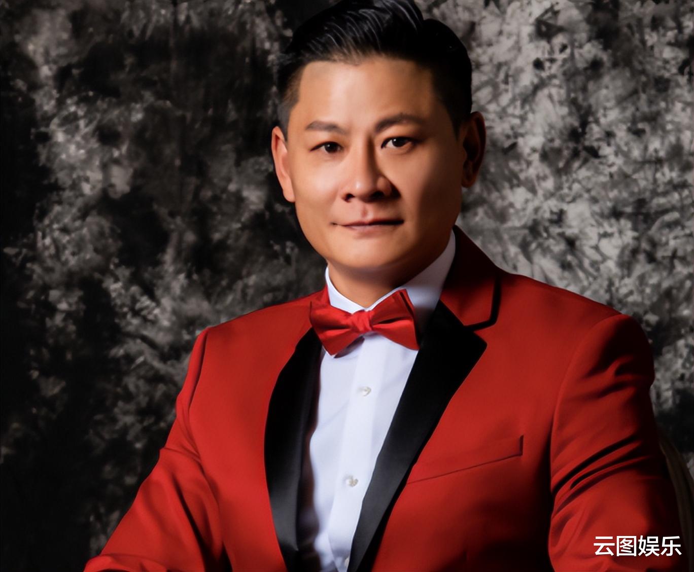 林敬刚|52岁港星逛内地夜市,路边摊大口吃鸭头接地气,目前在广东开果园