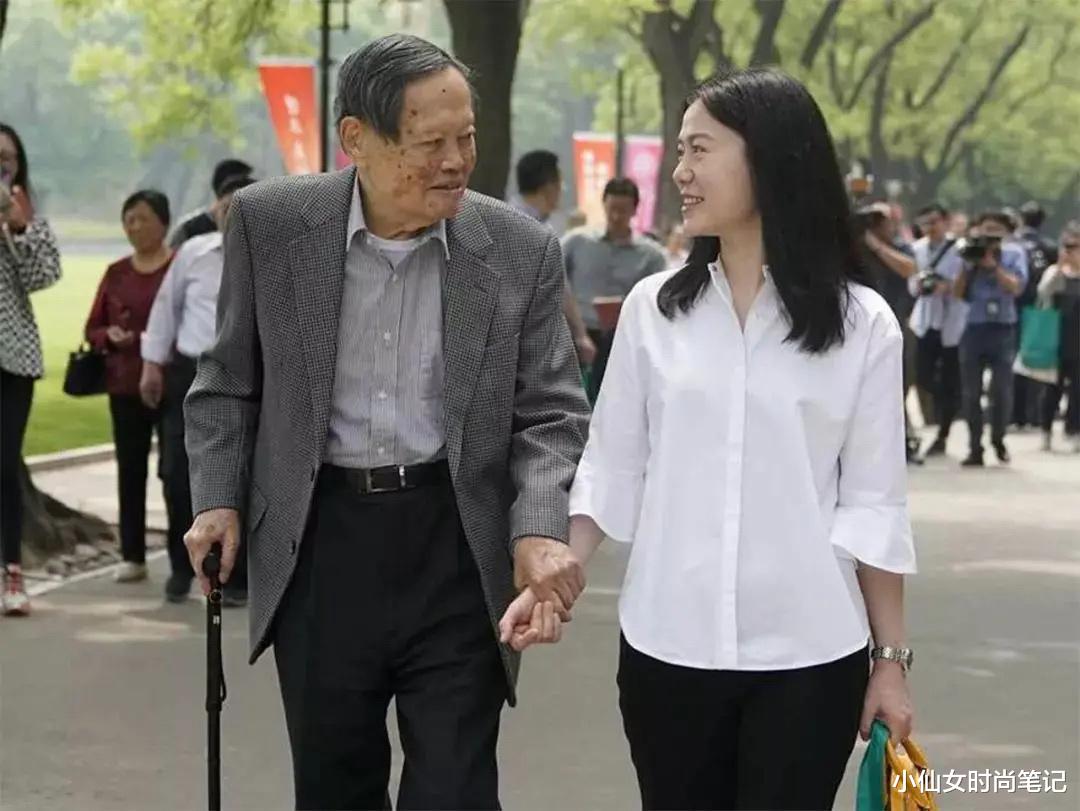 翁帆 45岁翁帆挺时髦接地气，穿衣打扮简约却气质，中年女人可照着穿