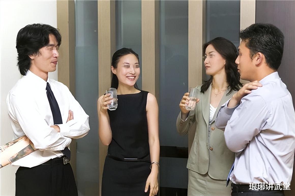 案例:男子请外人与妻子发生不道德行为并在旁呐喊拍照,这事咋看