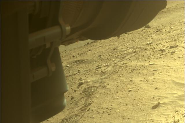 一块火星岩石在毅力号车轮里卡了126天,美国宇航局“束手无策”