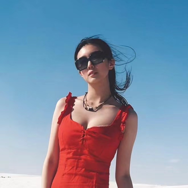 吴琼|吴琼21岁女儿罕露面!个高身材妖娆颜值五官随妈,感情好胜似亲生