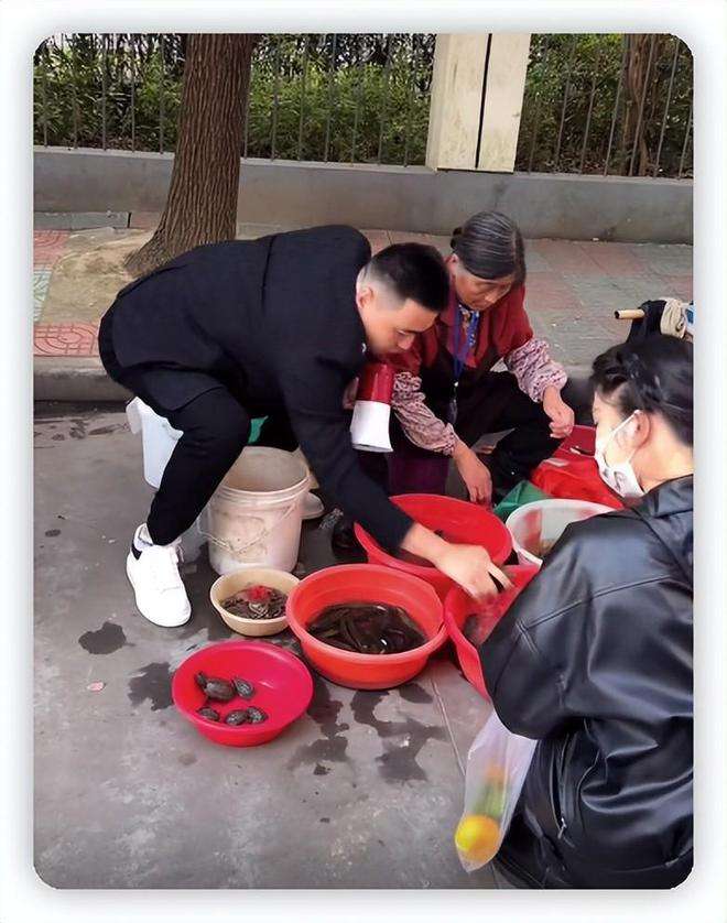 李冰冰|演员李飞摆地摊帮母亲卖鱼！母亲浑身脏乱臭，努力帮街坊装袋成交