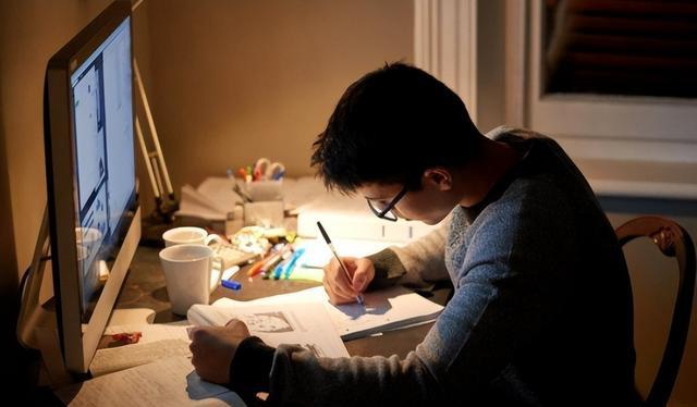 |“新式啃老”的现象出现,家长不自知还到处炫耀,最后都后悔了