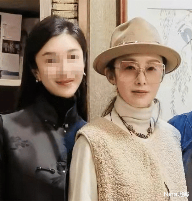 张敏|张敏真是奶奶辈榜样！室内聚会戴礼帽穿马甲偶像包袱重，54岁打扮得像34岁