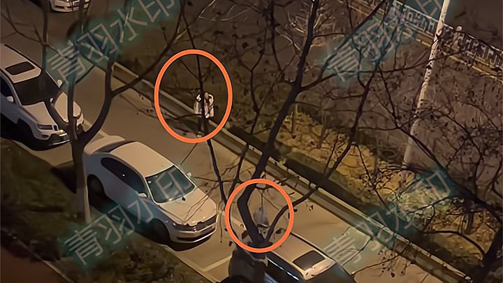 河北：情侣深夜路边吵架，声音太大惹怒附近居民，双方隔空对骂