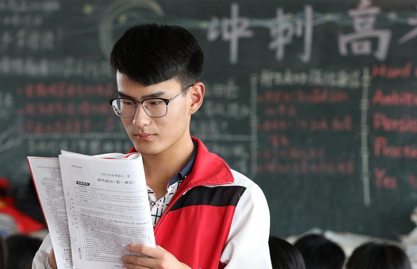 万柳书院少爷获5.6亿流量,网友自称“老奴”当韭菜,还自动下跪