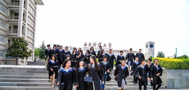 |“垃圾终归是垃圾”，HR对大学生恶言相向，爽文结局大快人心！