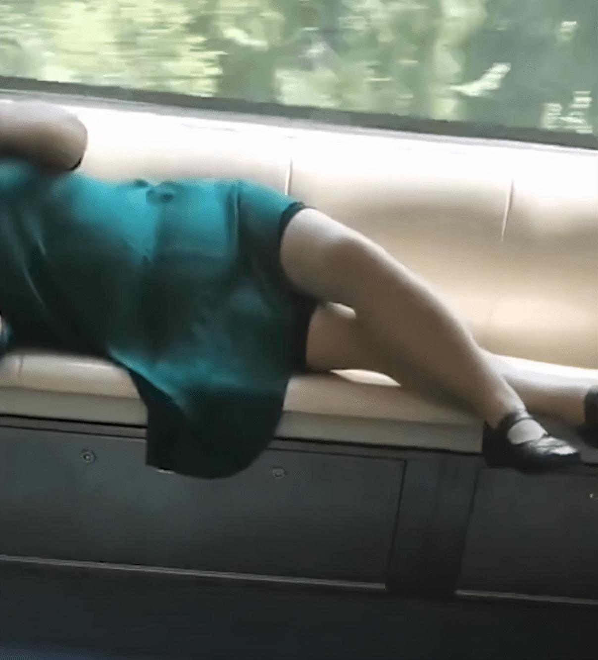 辽宁一大妈地铁霸占4个座位躺着玩手机，一旁乘客无奈站着