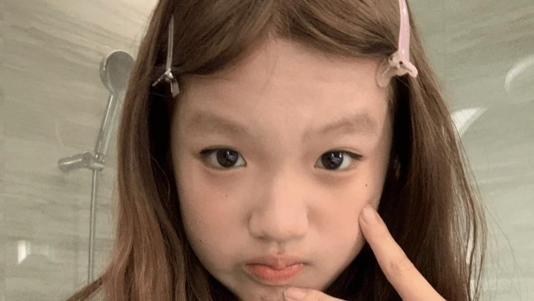 化妆 钟丽缇14岁女儿染发化妆显成熟，被质疑影响学习，怒怼网友惹争议