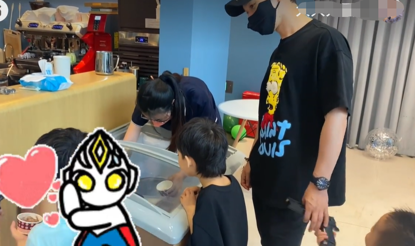 黄晓明|黄晓明带娃吃饭太豪爽!霸气请全场小孩吃雪糕,儿子长相太帅被夸