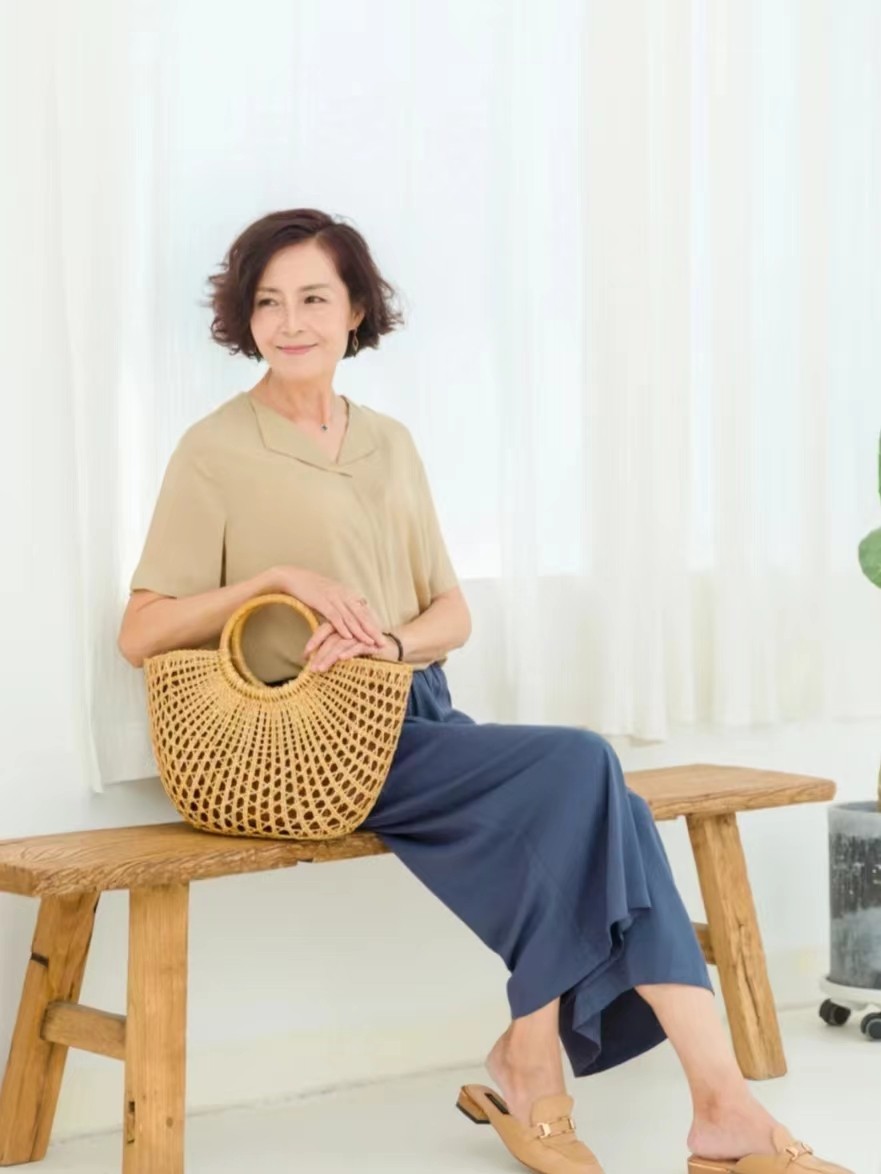 发型 50岁女人怎么打扮自己更高级？一衣服要穿纯色，二发型要短而不乱