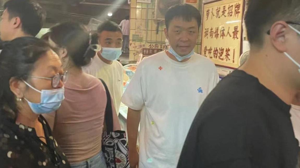 短发 34岁杜海涛素颜露面，瘦到脱相认不出，网友：他老得像亲妈同龄人