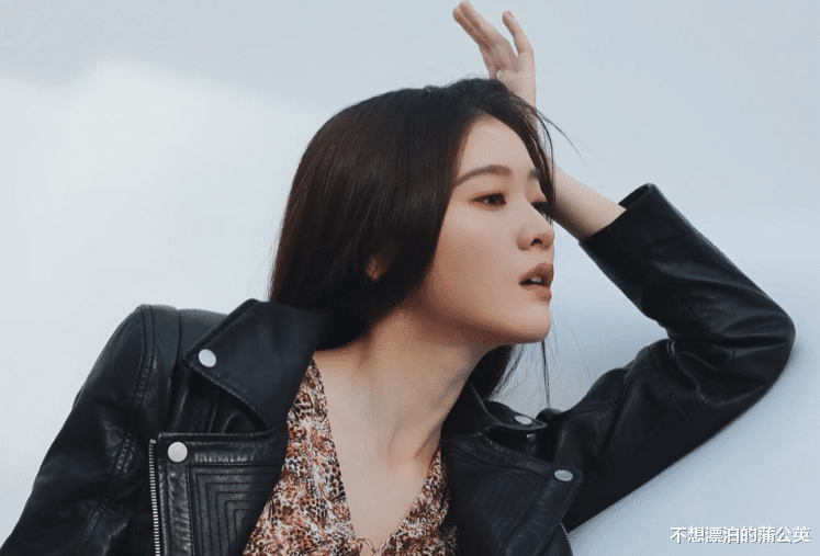 张雪迎|24岁张雪迎近照，眼神凌厉显冷漠，人气严重下滑后再也不“甜”了