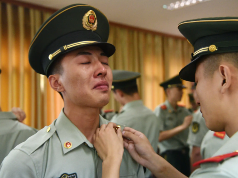 |“铁饭碗”和50万如何选，退役老兵的选择，揭露大学生的就业现状