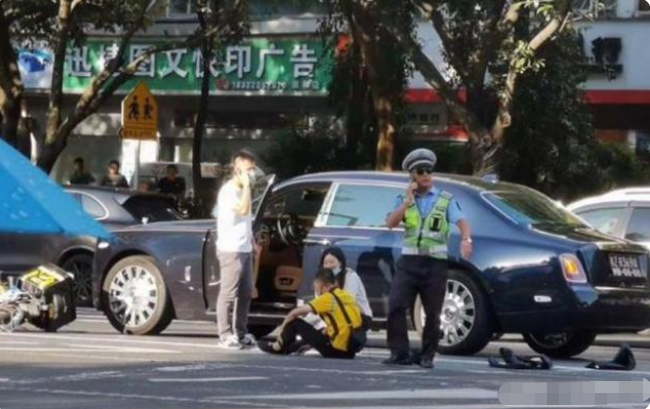 外卖小哥撞上幻影,坐地埋头痛哭,网友:为何女车主笑得那么开心?
