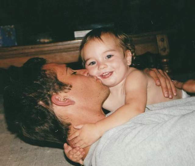 保罗·沃克|保罗·沃克23岁女儿与丈夫甜蜜逛街 肤白貌美太吸睛 丈夫撞脸男模