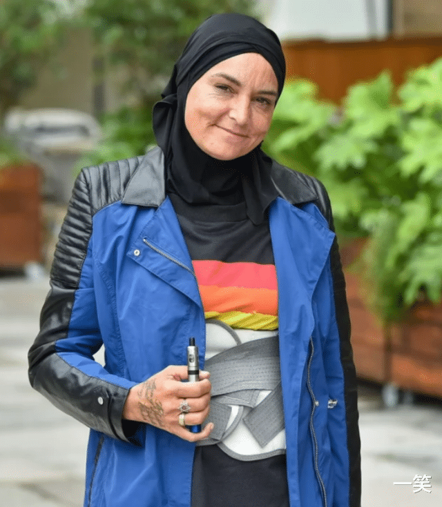 希妮德·奥康娜|希妮德·奥康娜为17岁自杀儿子举行葬礼,身穿粉色运动服一脸忧伤