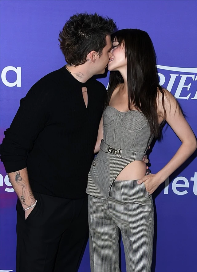 小贝|大布继承小贝宠妻基因！穿一身黑走红毯跟妮可拉亲吻，终于帅一回