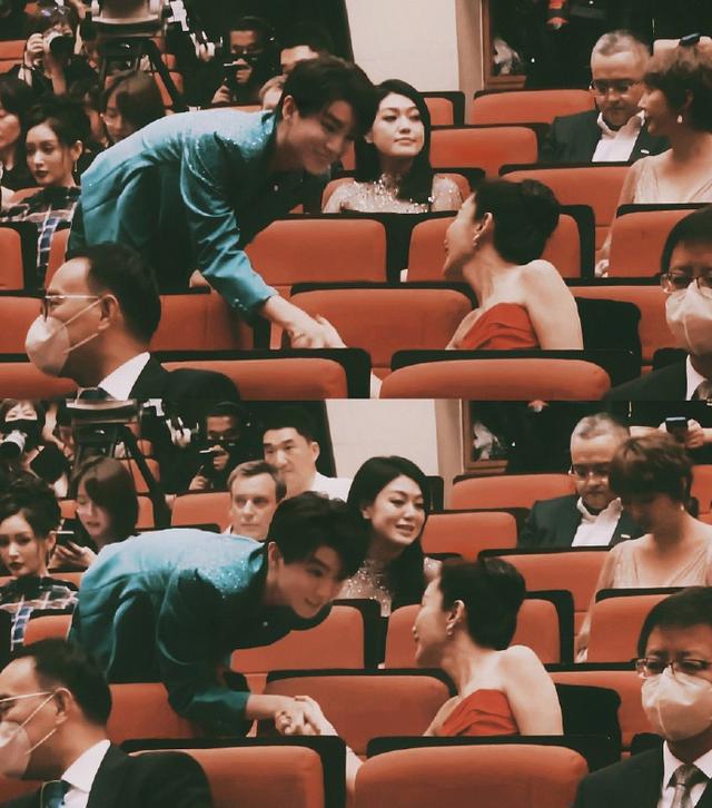 王俊凯|豪门姐弟既视感!李冰冰王俊凯活动现场握手互动