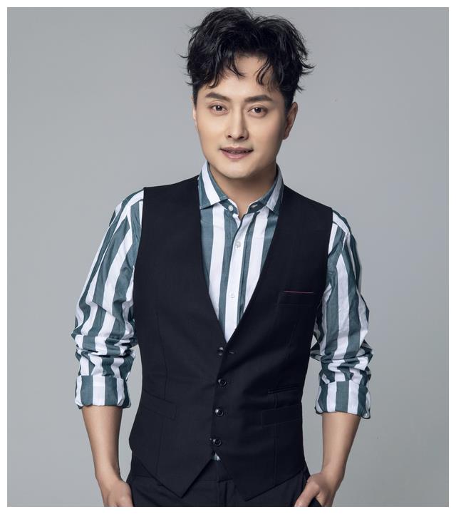 云飞|因《星光大道》成名，后深陷“抛弃妻女”丑闻，云飞如今怎样了？