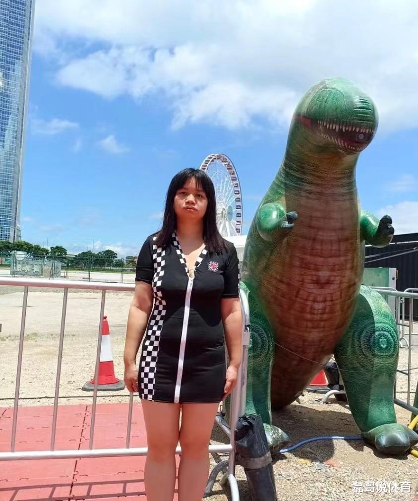 亚视一姐薛影仪做赛车女郎,无证驾驶涉嫌违法,此前曾入狱两星期
