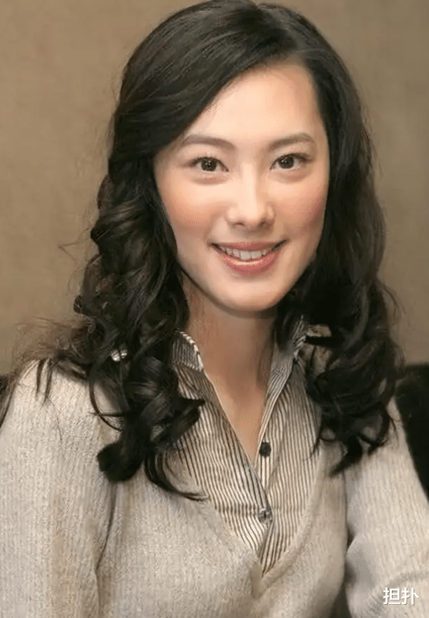 梁洛施|看到朱玲玲嫁给罗康瑞的现状,才知梁洛施是对的,分手后不嫁他人