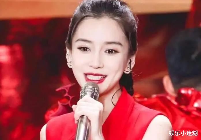 Angelababy|杨颖私下聚会再被偷拍，浓妆艳抹穿廉价旗袍，被疑强颜欢笑显卑微