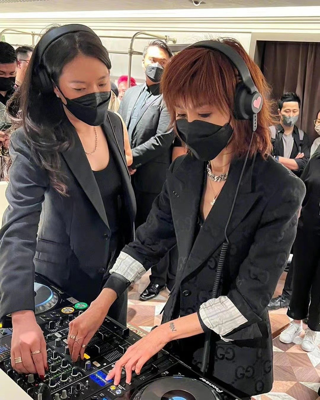 57岁张曼玉终于露面！穿露脐装打碟不服老，谢霆锋罕见乖巧变迷弟