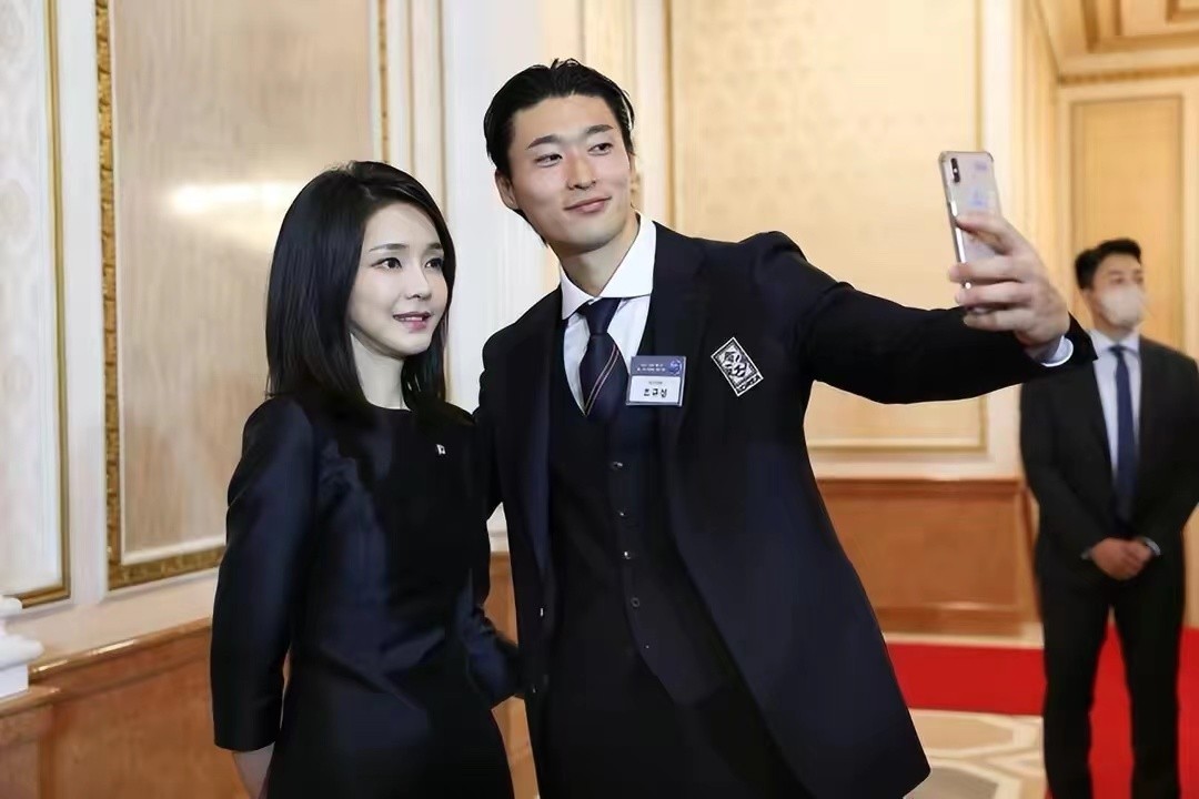 金建希 韩国总统夫妇为国足设宴！金建希穿小黑裙又惊艳了，为孙兴憨敬酒